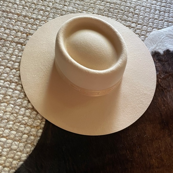 Lack of color Juno boater - Picture 2 of 5